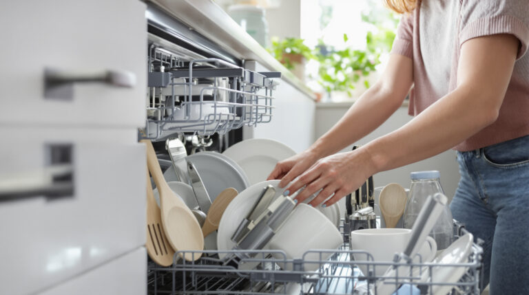 Boli ste oklamaní: tieto tri predmety neškodia vašej umývačke riadu — čo naozaj treba vyhýbať, aby vydržala dlhšie.