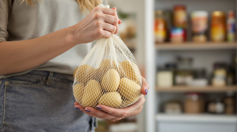 Odkedy som do sieťky so zemiakmi pridala obyčajný sáčok, už sa mi pri každom nákupe netvoria klíčiace hľuzy.