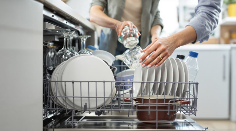 Mysleli sme si, že spodný kôš je najlepší na riad: v skutočnosti horný kôš zabezpečí oveľa účinnejšie umývanie vašich tanierov.