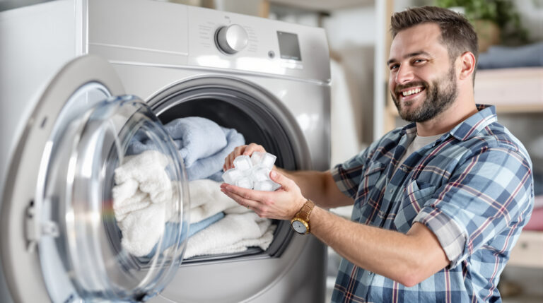 Predtým, než vloží bielizeň do sušičky, môj manžel používa tento trik: odvtedy sme sa rozlúčili so žehličkou a je to čisté šťastie!