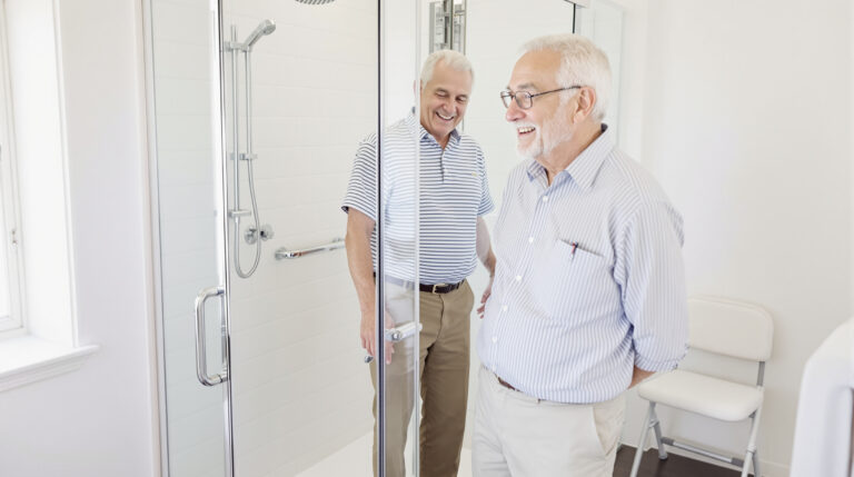 Váhal som s výberom sprchy a nakoniec mi toto rozhodnutie naozaj zjednodušilo rána ako budúcemu dôchodcovi.